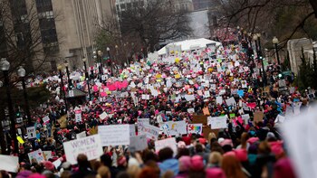 Scarlet Johanson, Ashley Judd, Melissa Harris-Perry y el documentalista Michael Moore fueron algunas de las personalidades que asistieron (Getty)