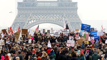 En París, miles de personas se manifestaron contra Donald Trump (Reuters)