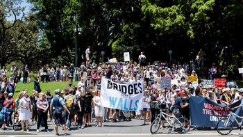 Cientos de personas en Sydney protestaron contra la intención de construir un muro en la frontera con México (Getty)