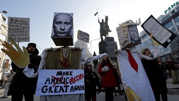 En Praga, República Checa, cientos de personas se concentraron en la Plaza Wenceslao a pesar del frío (Reuters)