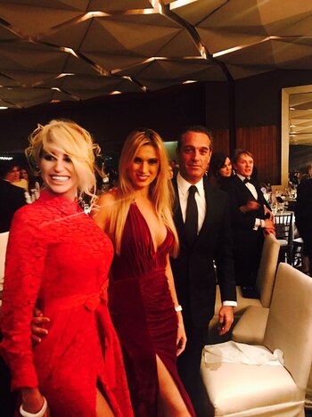 Vicky Xipolitakis junto a Carlos