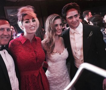 Vicky Xipolitakis junto a los