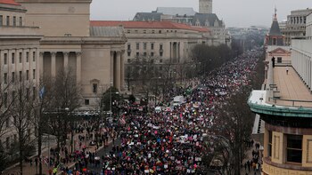 Otras pancartas criticaban las posiciones de Trump sobre el aborto, la salud, la diversidad y el cambio climático (Reuters)