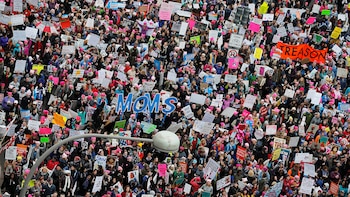 Las manifestantes llevaban carteles con leyendas como “Las mujeres no retrocedemos” y “Menos miedo, más amor” (Reuters)