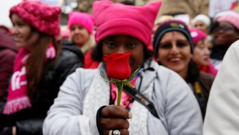 Una de las protestante llevó una rosa (Reuters)