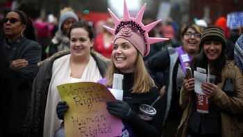 “Derechos de las mujeres, derechos Humanos” dice el cartel de esta manifestante (Reuters)