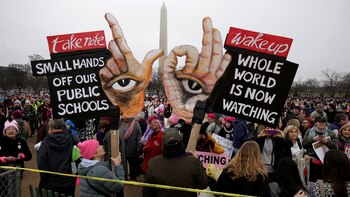 Algunos manifestantes decidieron burlarse del tamaño de las manos de Donald Trump, una de los temas polémicos durante la campaña (Reuters)