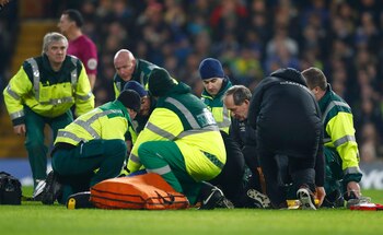 El encuentro debió detenerse por