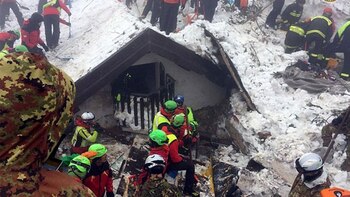 Los equipos de rescate siguen