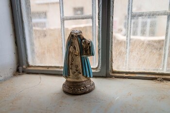 Una figura de la Virgen