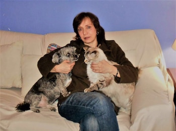 Ireri, junto a su gato