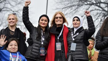 Linda Sarsour, a la derecha
