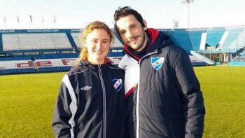 El entrenador junto a una de sus ex jugadoras
