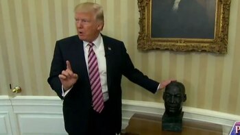 Trump junto al busto de