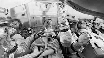 Los tres astronautas en el