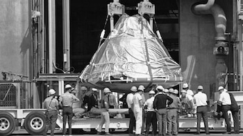 Técnicos inspeccionan la cabina en