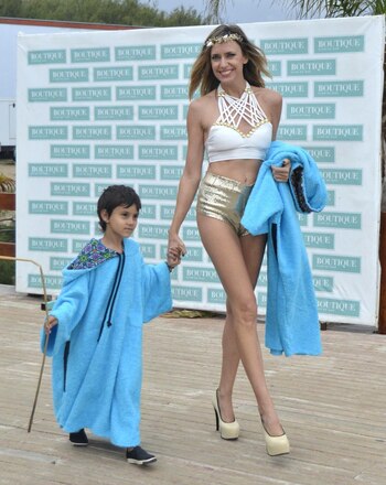 Soledad Villareal desfilando con su poncho chic en la octava edición del evento solidario de la moda(Agencia PC3)
