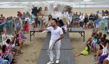 El cierre del desfile en la arena de Pinamar (Agencia PC3)