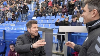 Diego Simeone saluda a Mauricio