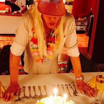 Susana soplando las velitas en