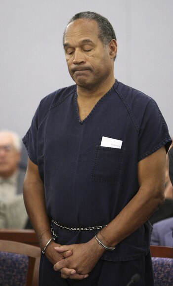 O. J. Simpson cumple una