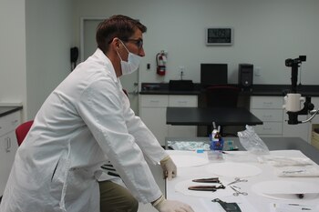 En el laboratorio forense, la