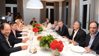 Macri compartió mesa con Sanz,