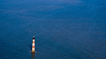 Hay que conocer algo de la historia del faro de Morris Island, en la entrada del puerto de Charleston en Carolina del Sur (Istock)