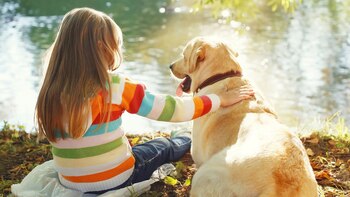 Los niños construyen una vínculo muy fuerte con sus mascotas (IStock)