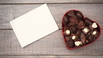 Una caja de bombones o chocolate es una buena alternativa (iStock)