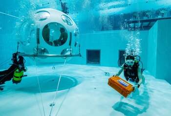 Los comensales quedan suspendidos bajo