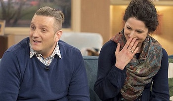 Andrew Wardle y su novia.