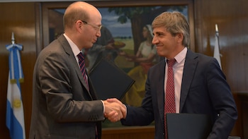 El ministro de Finanzas, Luis Caputo, suscribió el acuerdo con el director Representante de la Corporación Andina de Fomento (CAF) en Argentina, Andrés Rugeles