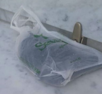 El arma del asesino, encontrada sobre la tumba de la mujer