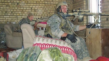 Kevin Lacz durante su período de servicio en Irak cuando era conocido como “Dauber” (Kevin Lacz)