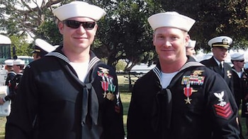 Kevin Lacz y Chris Kyle en una ceremonia de entrega de condecoraciones en 2007 en California (Kevin Lacz)