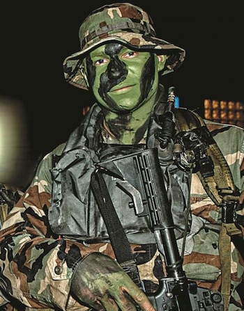 Lacz usando camuflaje y portando un fusil M4 (Kevin Lacz)