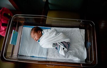 Kai Arthur en su cuna de recién nacido, en Nueva York