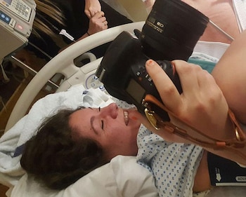 Lauren Chenault con su cámara, segundos antes de que su hijo naciera. Capturó el momento más mágico de su vida