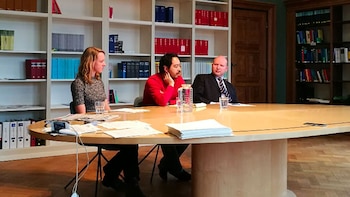 Los denunciantes, en rueda de prensa, al dar detalles de la demanda judicial contra el Rabobank