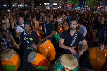 Los manifestantes utilizaron tambores en