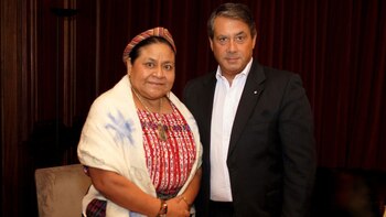 Rigoberta Menchú con Guillermo Whpei