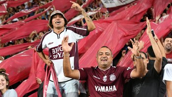 El hincha murió en las