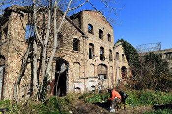 La entrada a Mira Lanza,