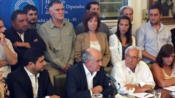 Parrilli dio una conferencia rodeado