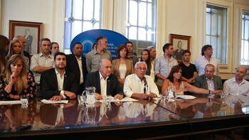 Parrilli rodeado de legisladores del