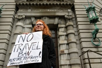 Una mujer con un cartel