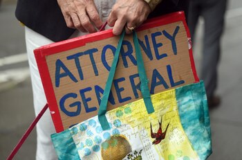 Un hombre manifestando en frente