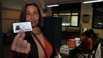 Lohana Berkins con su Documento Nacional de Identidad. Fue militante del Derecho a la Identidad. (Télam)