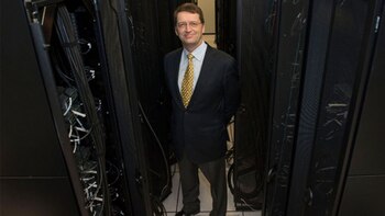 El profesor Tuomas Sandholm junto